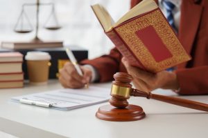 A lawyer or notary reviews the statute of limitations, offering legal advice in a law office. Male lawyers discuss legal matters at the Revenue Office, with a judge and legal advisor present.